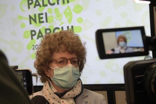 L'assessore Gibelli durante la presentazione di "Palchi nei parchi"